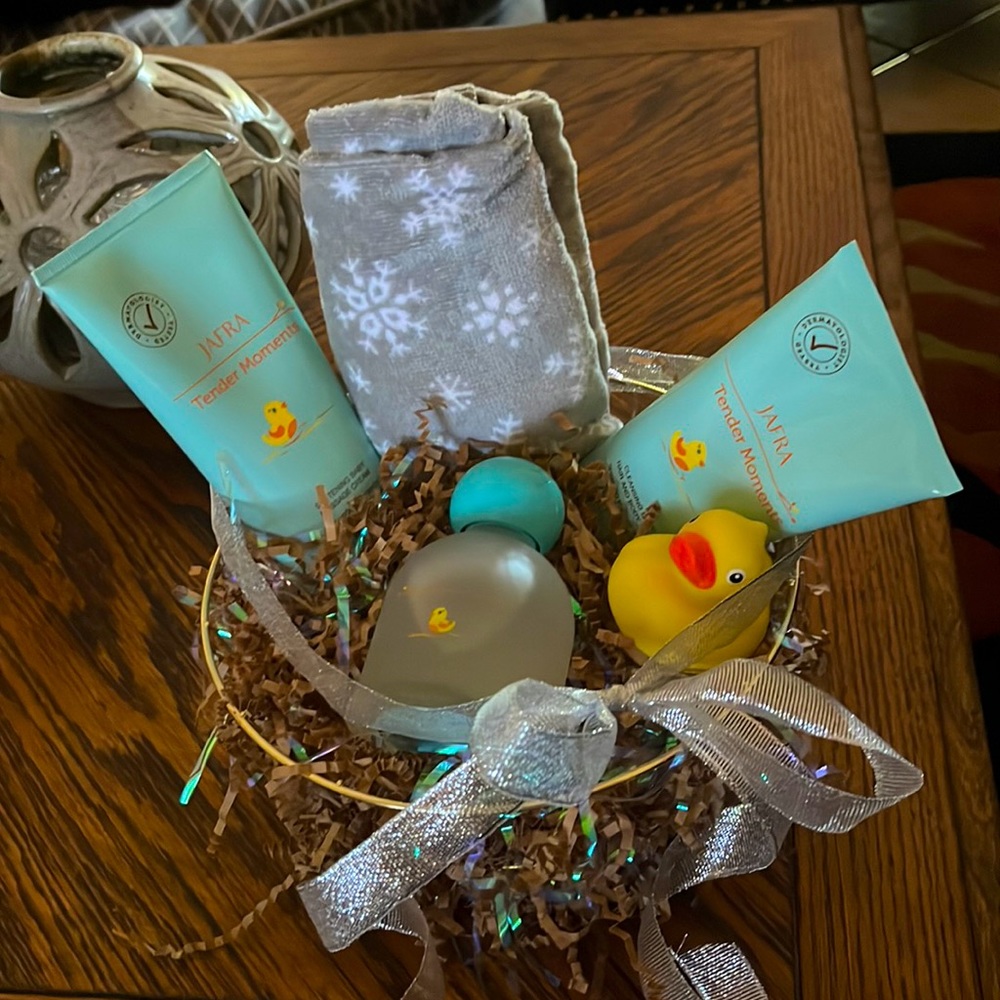 Jafra tender moments set with duck and basket.